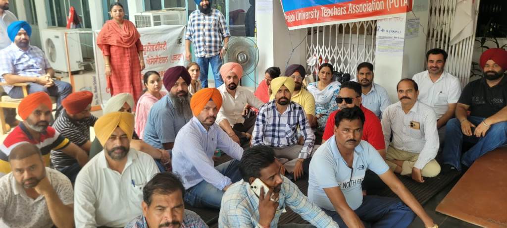 पंजाबी विश्वविद्यालय के कॉन्ट्रैक्ट शिक्षकों ने वीसी कार्यालय के सामने किया रोष प्रदर्शन